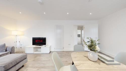 Abertillery Apartment | Spacious three bedroom apartment with Valley views