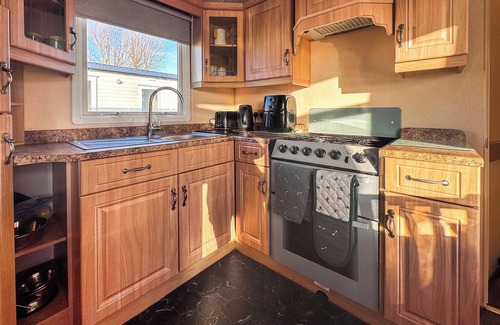 Heacham Cottage | Spacious three-bedroom lodge at Parkdean Resort, Heacham.