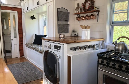 Stockdale Cottage | Spacious tiny home filled with natural light - the perfect retreat