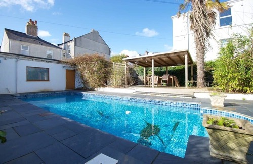 Plymouth House | Spacious Town House with Swimming Pool