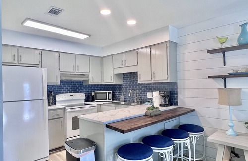 El Centro Beach House | Spacious Townhome with allocated parking spot, 3 min walk to the beach! Pool!