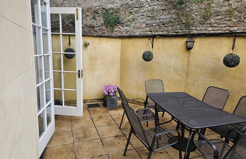 Wells House | Spacious Townhouse, Private Parking, Central Wells