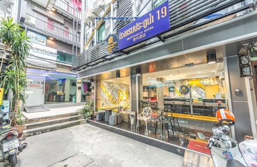 Thanon Phaya Thai House | Spacious Twin Escape | Deluxe Comfort for Two