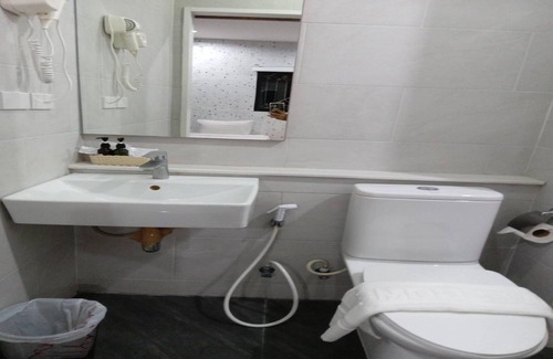 Thanon Phaya Thai House | Spacious Twin Escape | Deluxe Comfort for Two