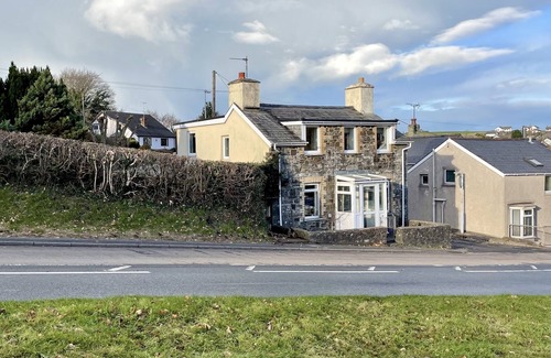 Llanfarian Apartment | Spacious Two Bedroom Apartment with Parking