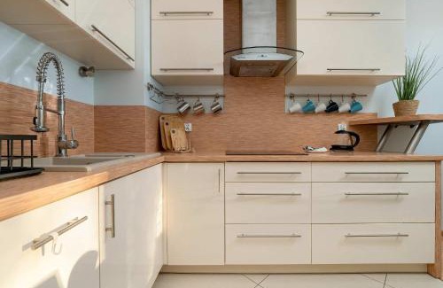 Kokoszki Apartment | Spacious Two-Bedroom Apartment with 2 Parking Spaces by Noclegi Renters