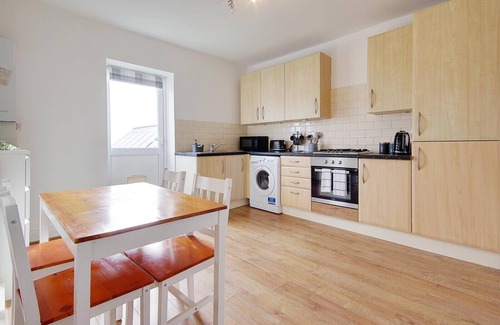 Poole Apartment | Spacious Two Bedroom Maisonette