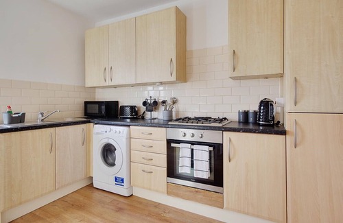 Poole Apartment | Spacious Two Bedroom Maisonette