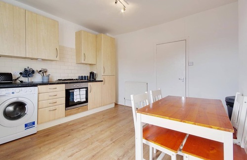 Poole Apartment | Spacious Two Bedroom Maisonette