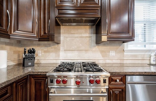 Kitsilano House | Spacious Vancouver 4BR 4.5BA Pool & Casino Setup