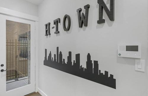 South Central Houston House | Spacious Villa 3BR 3 and half Ba MedCenter DWNTWN HotTub