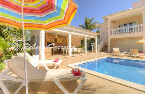Montes de Alvor Villa | Spacious villa in Montes De Alvor with 5 bedrooms and capacity for 10 people