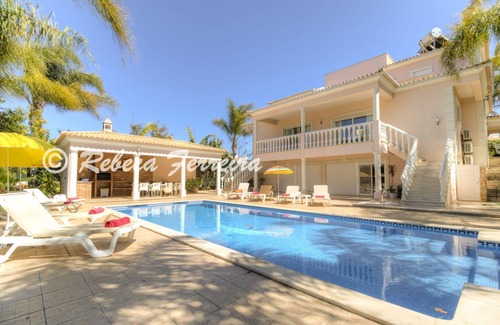 Montes de Alvor Villa | Spacious villa in Montes De Alvor with 5 bedrooms and capacity for 10 people
