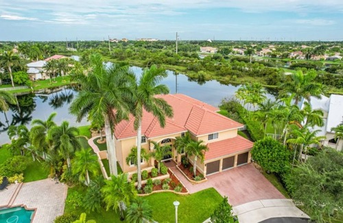 SilverLakes Villa | Spacious Villa with pool and jacuzzi