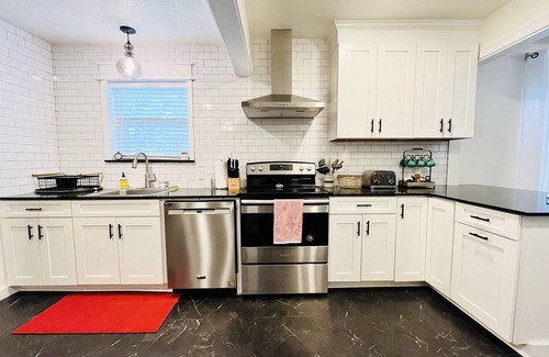 Kerrville House | Spacious Vintage Gem - Big Yard - Close to Downtown & Schreiner - Dogs Welcome!