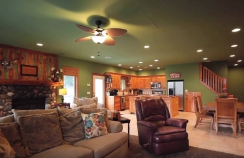Hoyt House | Spacious water front 6-bedroom house with Dock, WiFi in charming Lake Eufaula