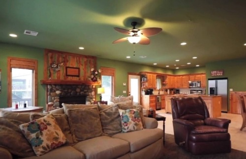 Hoyt House | Spacious water front 6-bedroom house with Dock, WiFi in charming Lake Eufaula