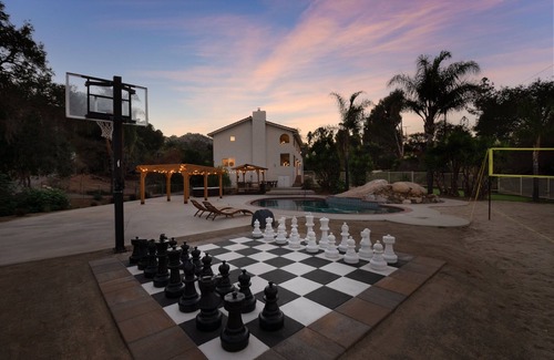 North Ridge House | Spanish Casita With Game Room/Putting Green/Beach VolleyBall/Pool Slide/Hottub!