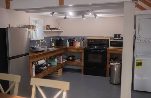 Reynoldstown Cottage | Sparkling Clean Walkable King Bed Couples Retreat!