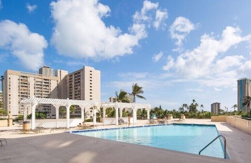 McCully - Moiliili Condo | Sparkling Hawaiian Monarch Studio | Pool + Gym