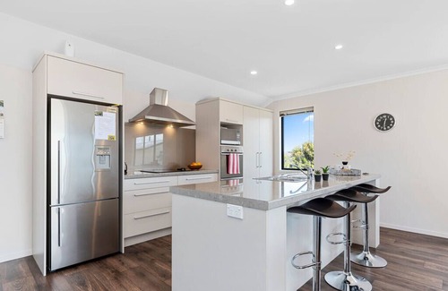 Papamoa Beach House | Sparkling Ocean Views - Papamoa Holiday House