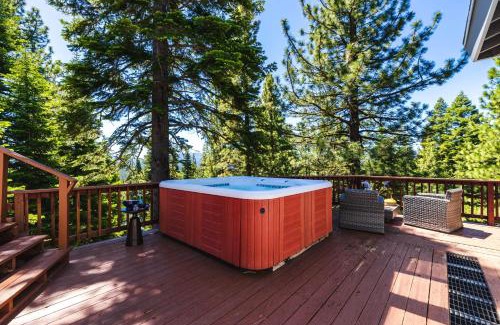 Truckee House | Sparrow by AvantStay Modern Mountain Retreat w Hot Tub Pool Table Games