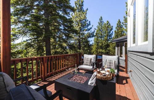 Truckee House | Sparrow by AvantStay Modern Mountain Retreat w Hot Tub Pool Table Games