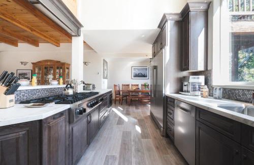 Truckee House | Sparrow by AvantStay Modern Mountain Retreat w Hot Tub Pool Table Games