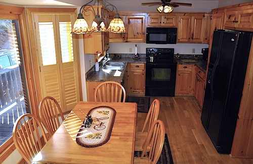 Young Harris Cabin | Special $100 Discount, 4/3 on a Byers Creek,Hot Tub