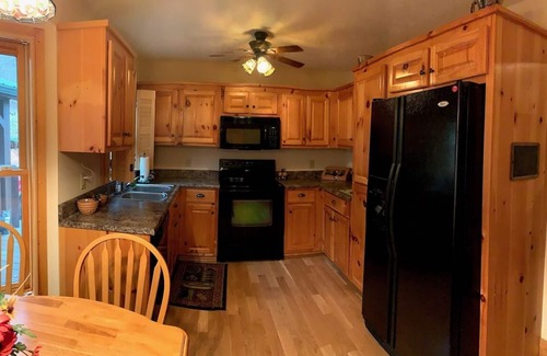 Young Harris Cabin | Special $100 Discount, 4/3 on a Byers Creek,Hot Tub