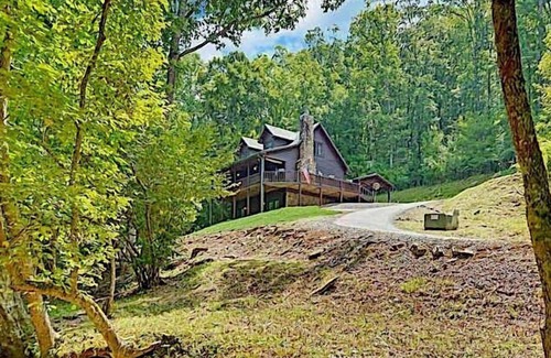 Young Harris Cabin | Special $100 Discount, 4/3 on a Byers Creek,Hot Tub