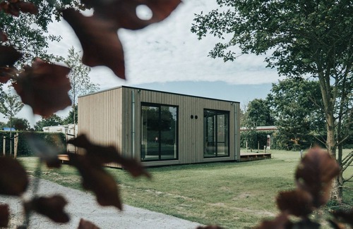 Ouddorp Cottage | Specially designed chalet with dishwasher, in a holiday park near the sea