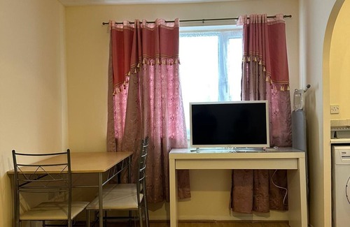 Goodmayes Apartment | specious 1 Bed Apartment with parking & free wifi 5 minute Goodmayes station