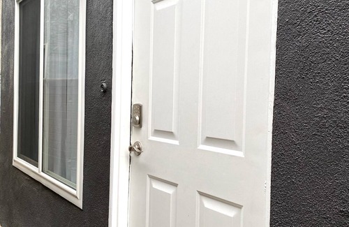 El Porto House | Specious 1-Bedroom with Garage 1 Minute Walk to the Sand