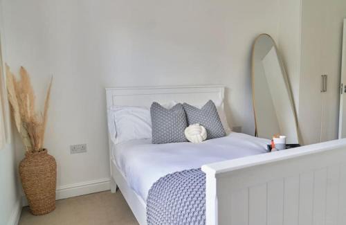 Wokingham Apartment | Specious 2-Bed Hideaway in Wokingham, En-Suite, Free Wi-Fi & Parking, Sleeps 4