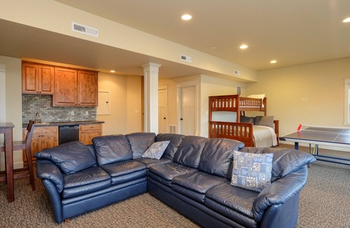 Roads End House | Spectacular 180 View in Roads End with Hot Tub