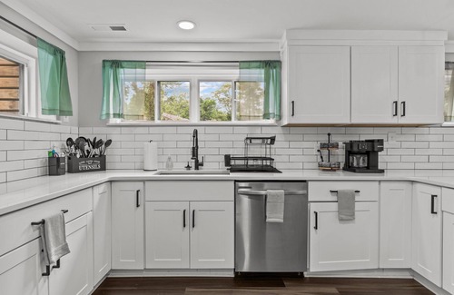 Wilmington House | Spectacular 4 Bedroom with Outdoor Oasis! No Cleaning Fee