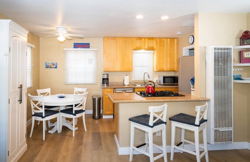 Mission Beach House | Spectacular Beach Cottage, Seconds to shore!