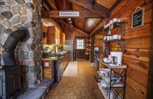 Eidelweiss Village House | Spectacular Cabin 4bed/3ba- Minutes to Conway!