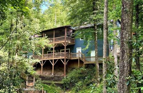 Marble House | ❤️ SPECTACULAR CABIN! 4BR for 8, Waterfalls, Hot-Tub, Fire-Pit, Private 3 acres ❤️