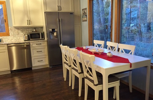 East Kootenay House | Spectacular Lake View Home, Private Hot Tub, 7 Bdrm, 5 Bath