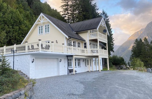 Saebo House | Spectacular Norwegian Fjord with unbeatable view, sauna and hot tub