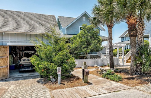 Flora's Bluff House | Spectacular ocean front cottage; expansive views from the upper deck and reverse floor plan