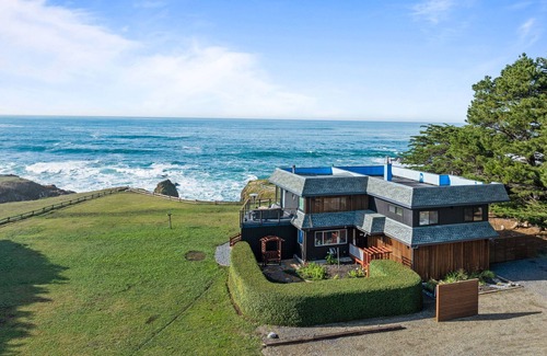 Fort Bragg House | SPECTACULAR OCEAN FRONT 5 BEDROOM HOME WITH ULTRA FAST WIFI
