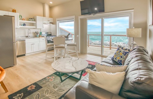 Depoe Bay Condo | Spectacular Ocean Views! Watch Whale Migrations! Dog Friendly!