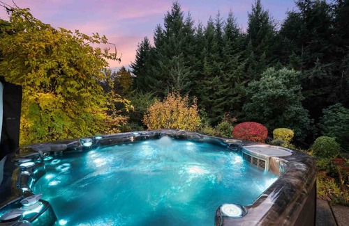 Beaverton House | Spectacular Private Retreat on Five Acres, Huge Deck, Hot Tub w/Views, Game Room, Close to Portland