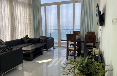 Kollupitiya Apartment | Spectacular sea view apartment with a great central location.