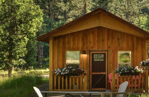 Rapid City Cabin | Spectacular setting, amenities, and centrally located to Mt. Rushmore and Custer State Park, and hiking. Wi-Fi. Excellent cell service (Verizon & ATT). Private campfire. Off-season discounts. No extra fees.
