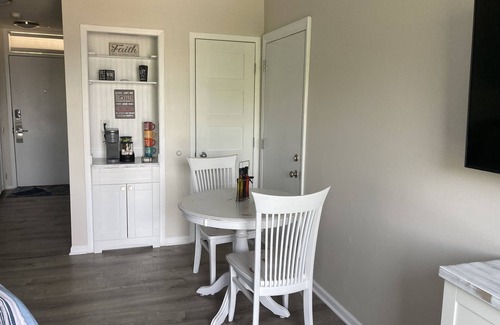 Acme Apartment | Spectacular sunset views overlooking the beach & east bay! LAST MINUTE SPECIAL!