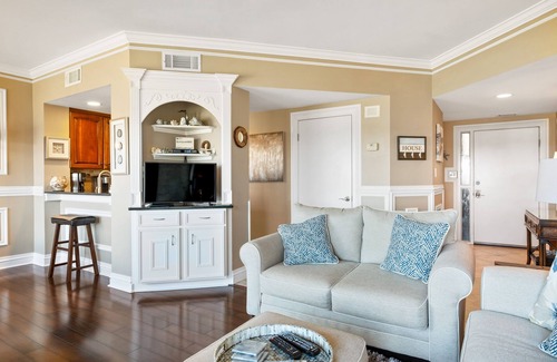 Palmetto Dunes Condo | Spectacular Villa on Broad Creek w/Pool, Hot Tub Walk to Shops at Shelter Cove!
